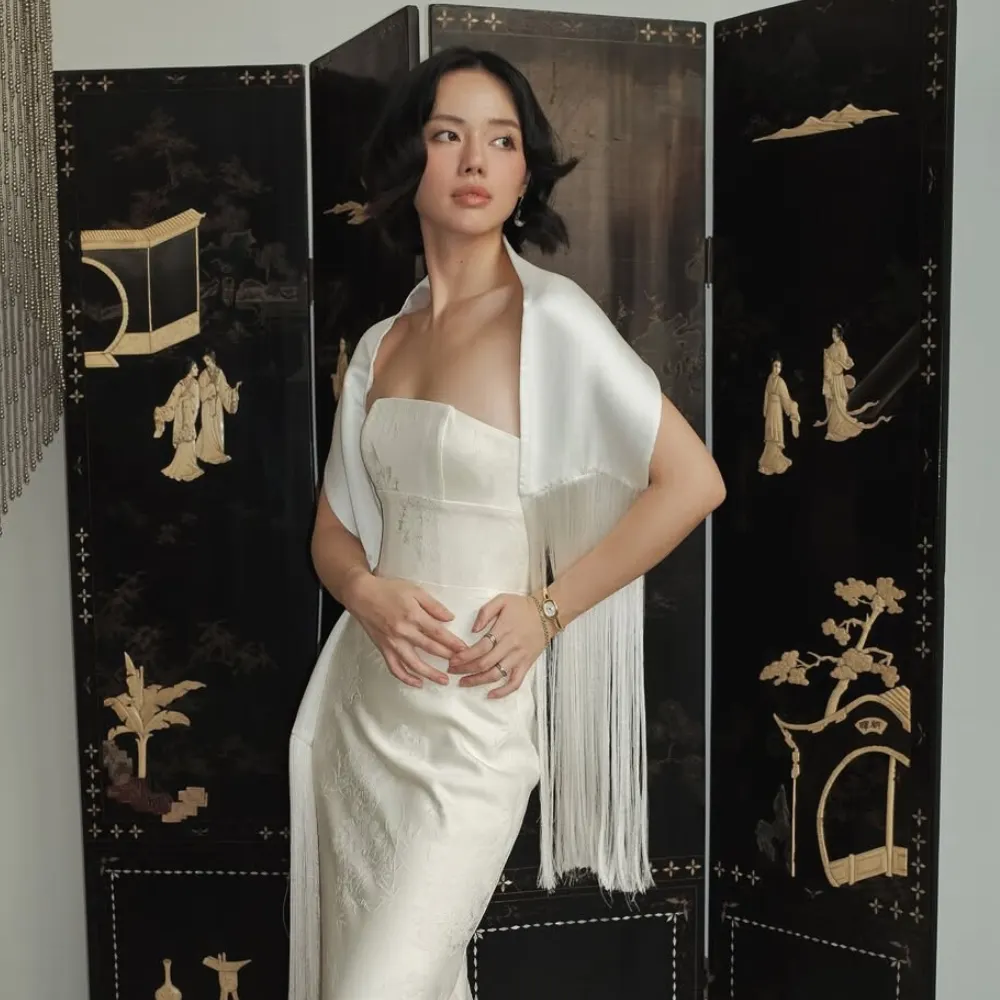 Khánh Linh mang đầm trắng trang điểm layout son nude