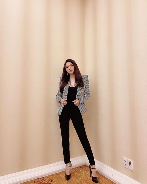 Phối áo blazer và quần skinny nữ tính