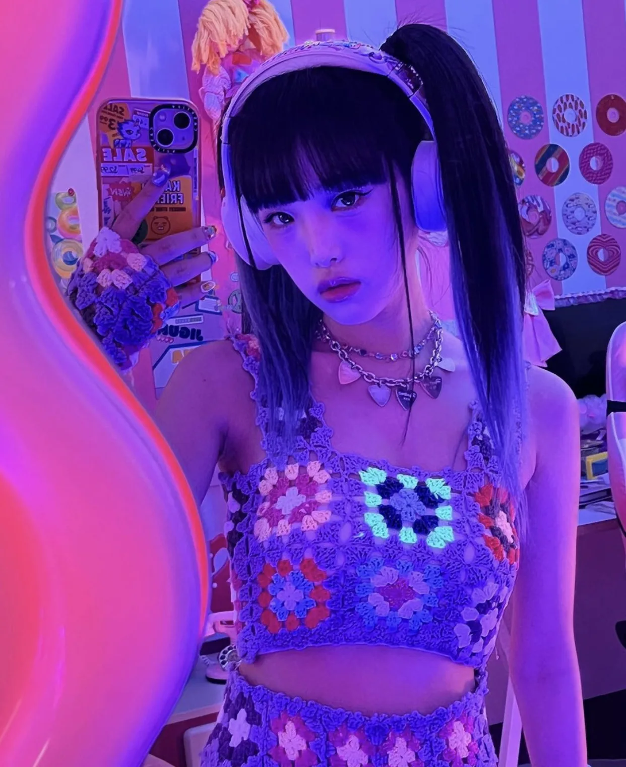 Mirror selfie tạo cảm giác cá nhân rõ hơn khi người chụp chọn đúng góc và khoảng cách