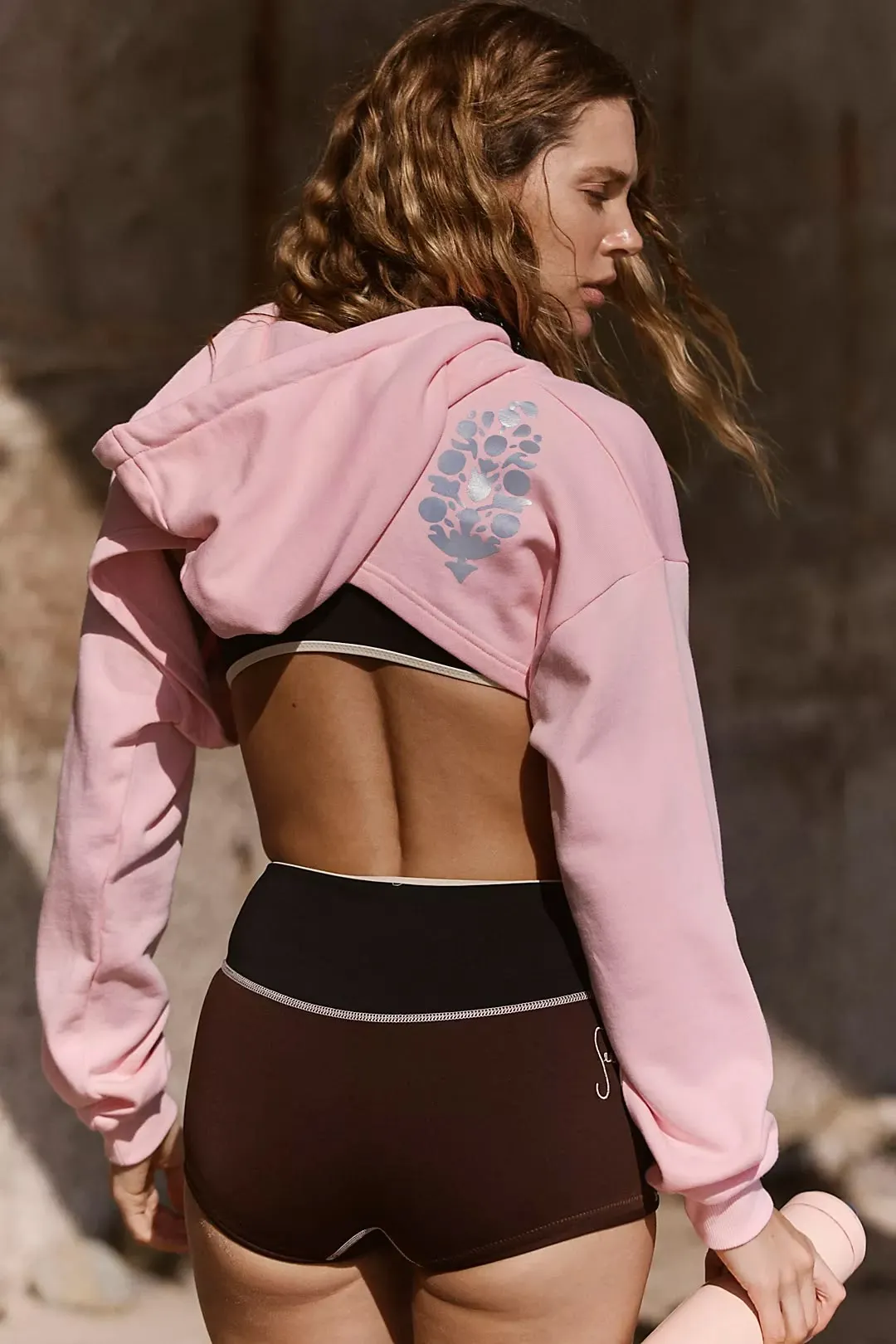 Hoodie bolero là sự lựa chọn hoàn hảo cho những ngày đi tập