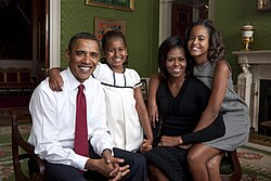 Gia đình Obama trong không gian đầm ấm với trang phục thanh lịch