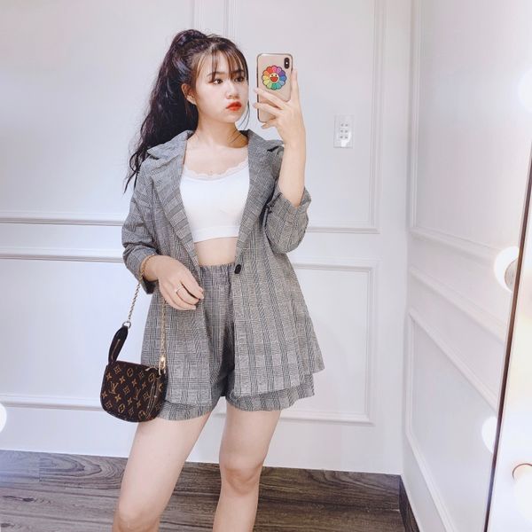 Áo vest nữ phối cùng quần sooc cạp cao