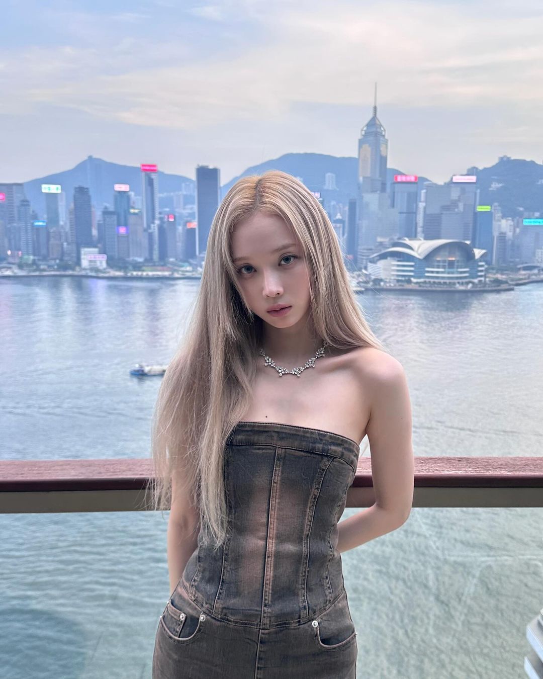 Thiết kế áo quây màu xanh pastel giúp Winter bừng sáng khung hình với cool undertone