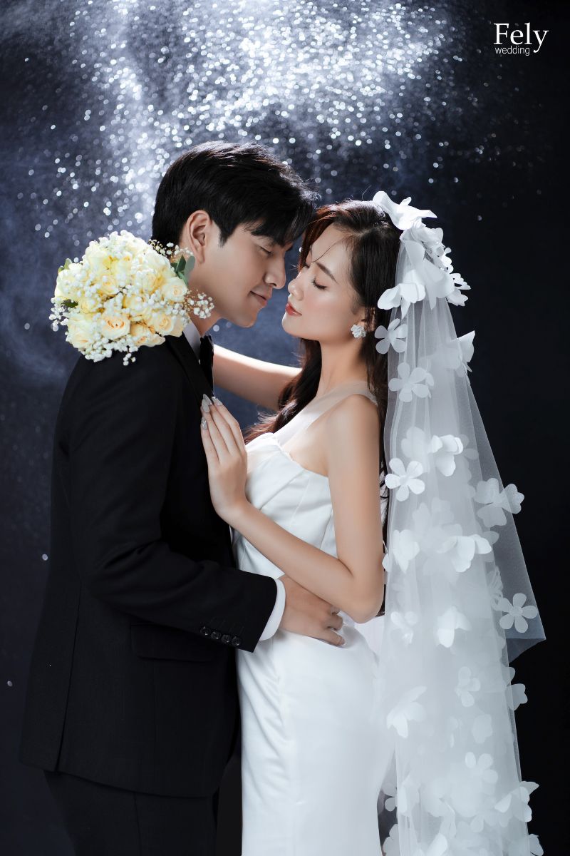 Tạo dáng tự nhiên chụp ảnh thời trang trong studio