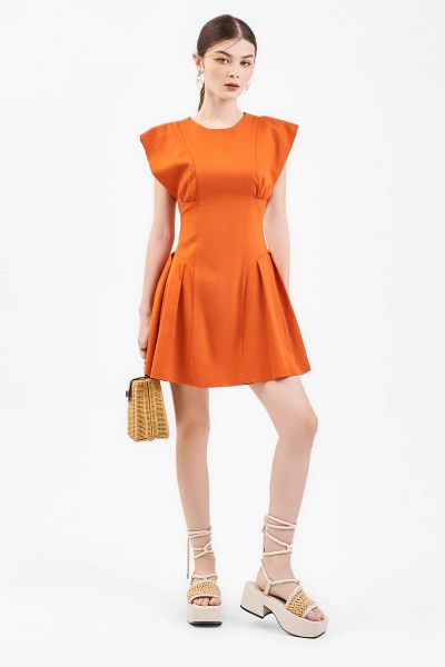 Đầm linen ôm eo nhún ngực xếp ly chân váy mang lại cảm giác nữ tính và cân bằng