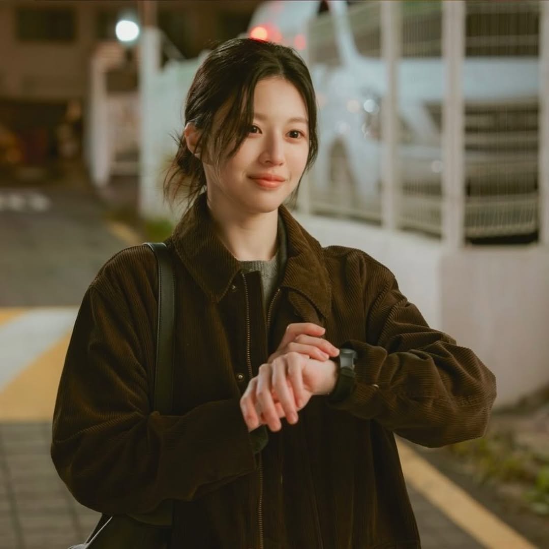 Go Yoon Jung phối blazer với lớp áo len tinh gọn