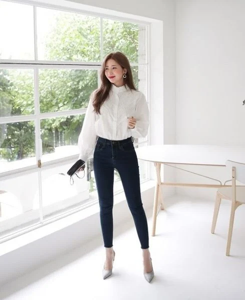 Phối quần jean với áo sơ mi cổ trụ