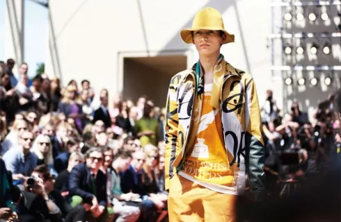 Show diễn Burberry Prorsum Xuân-Hè 2015 được live streaming toàn cầu, biểu tượng của thời trang số