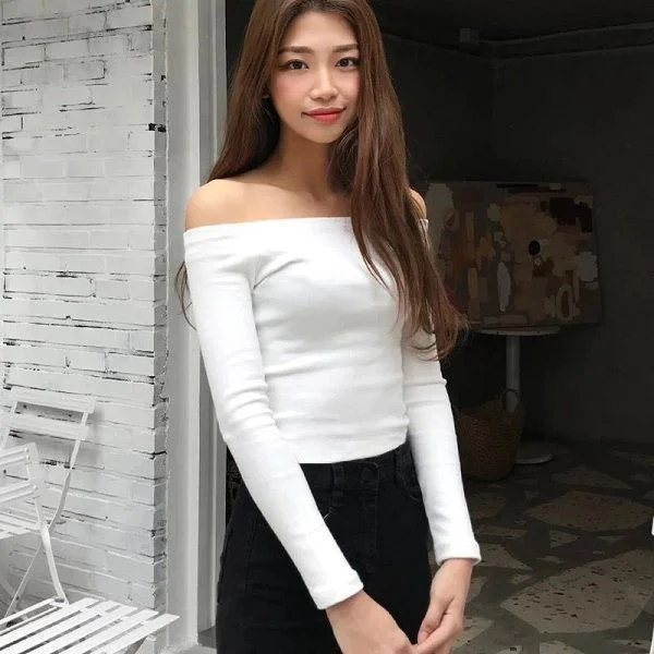 Áo thun trễ vai phối cùng quần jeans