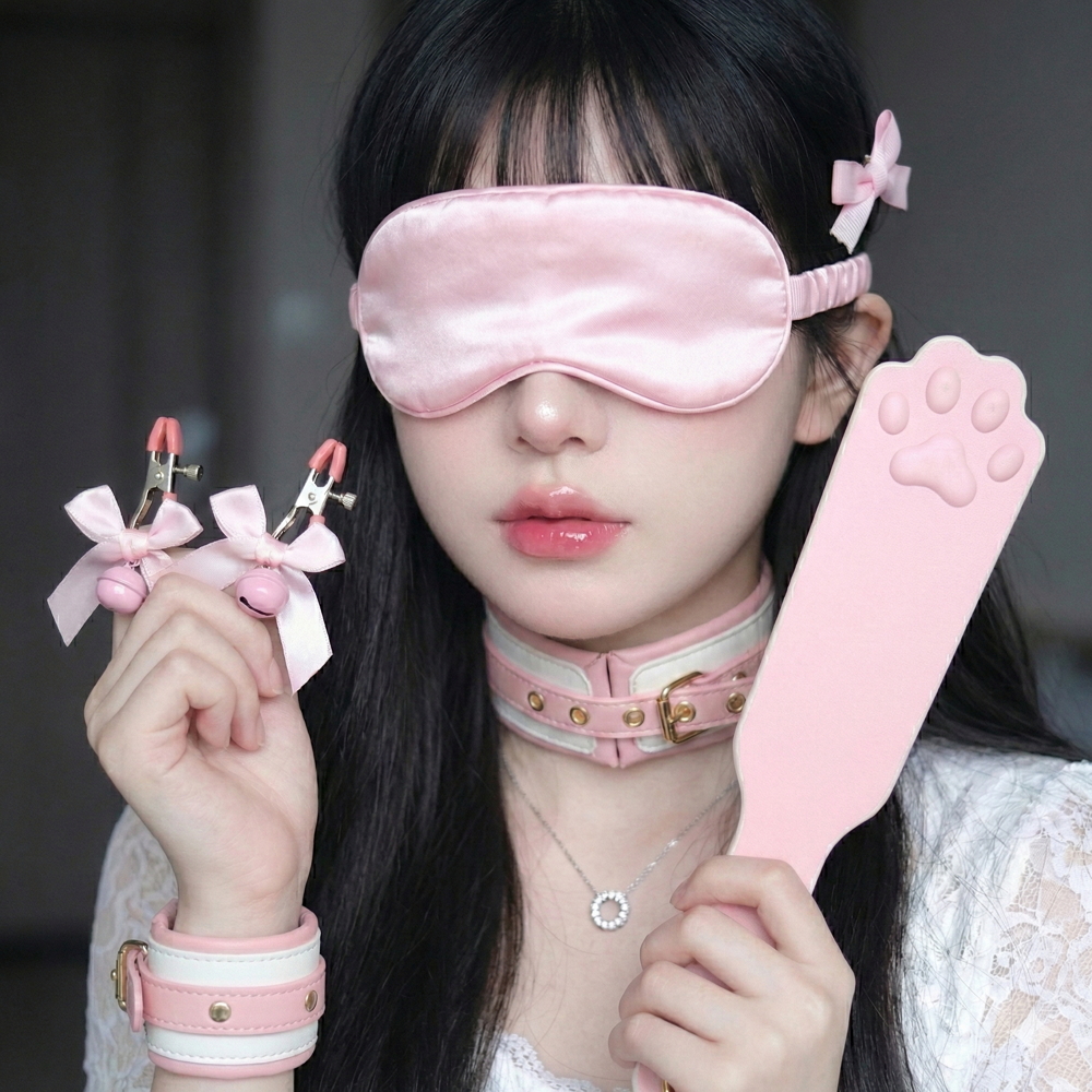 AI tạo ảnh sản phẩm: model ảo đeo bịt mắt satin hồng cầm paddle mèo paw dễ thương