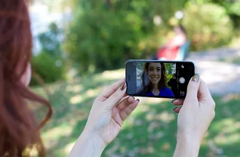Camera trước giúp chỉnh góc ảnh dễ hơn