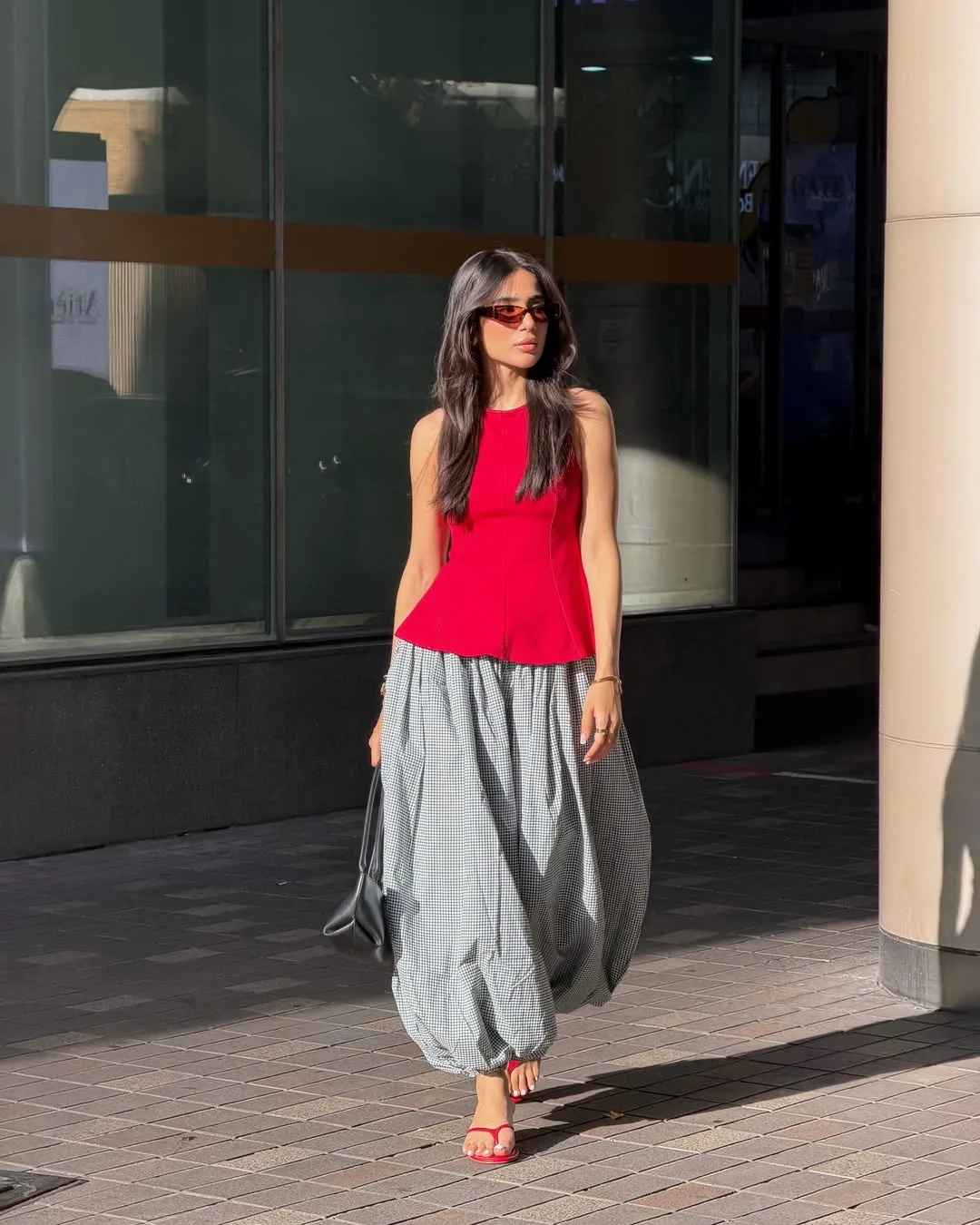 Quần ống cong diện cùng áo ôm sát body theo phong cách New York chic
