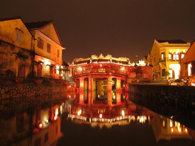 Chùa Cầu Hội An rực rỡ dưới ánh đèn