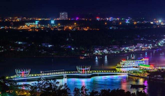 Thành phố Cần Thơ lung linh tráng lệ vào buổi đêm
