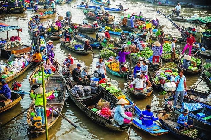 Chợ nổi Cái Răng đông đúc, nhộn nhịp