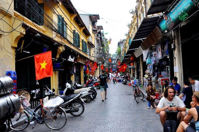 Một góc phố Hà Nội đông đúc dân cư và du khách