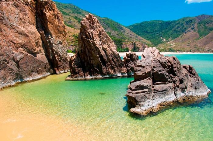 Bãi biển nước xanh cát trắng đầy thu hút