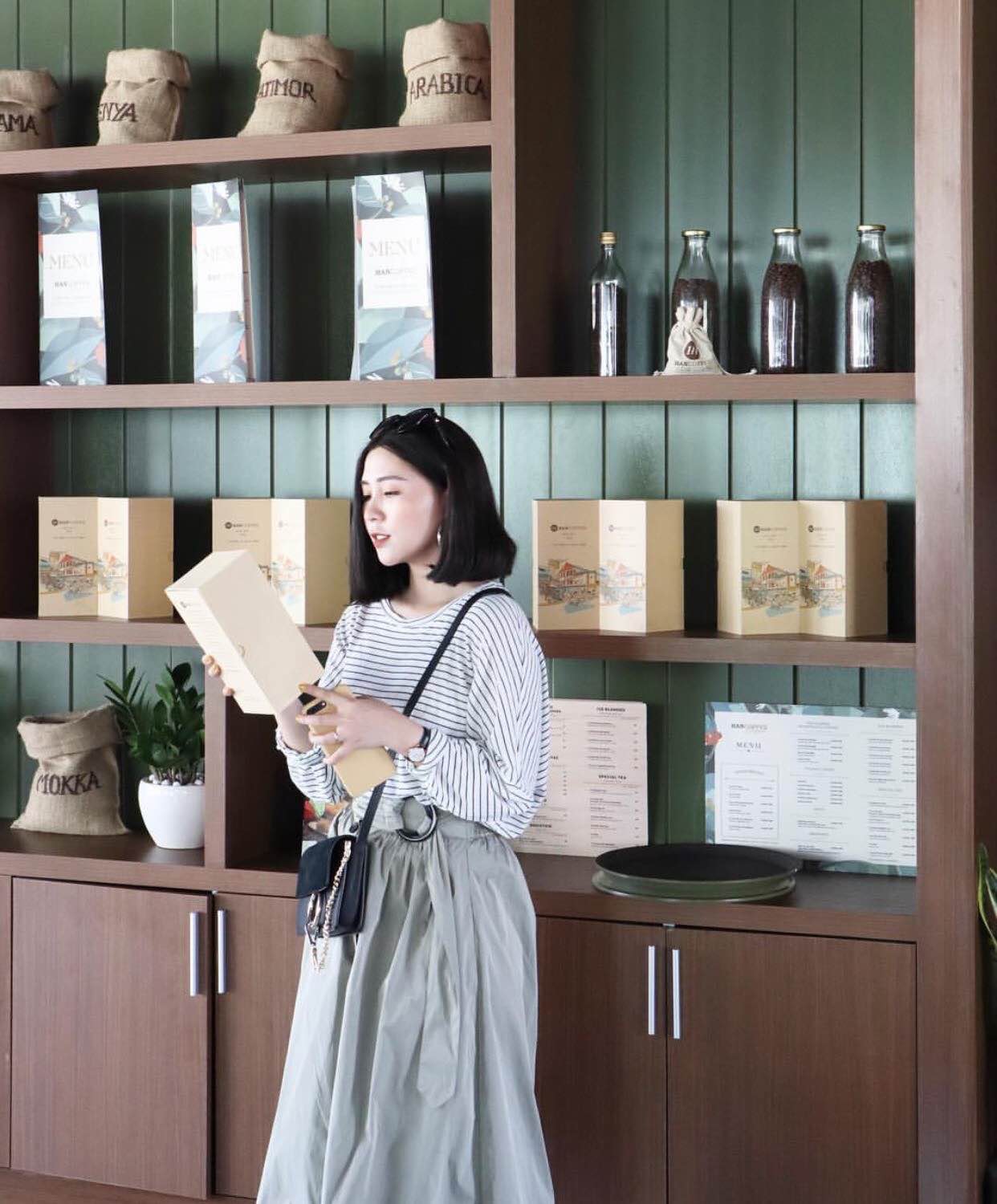 tạo dáng cùng sách vở