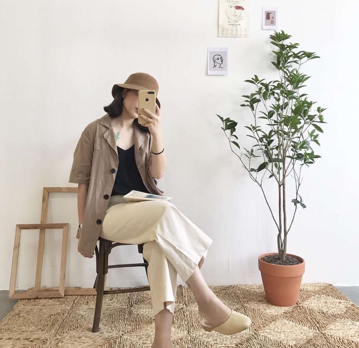 chụp ảnh với những chiếc ghế