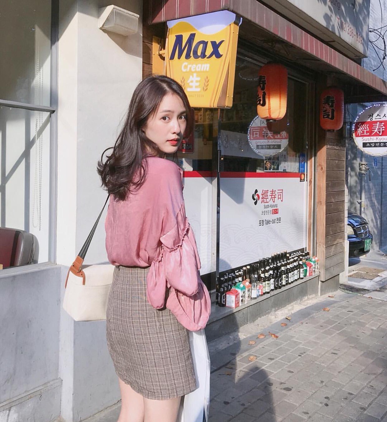 phong cach chụp ảnh quay lưng với ống kính