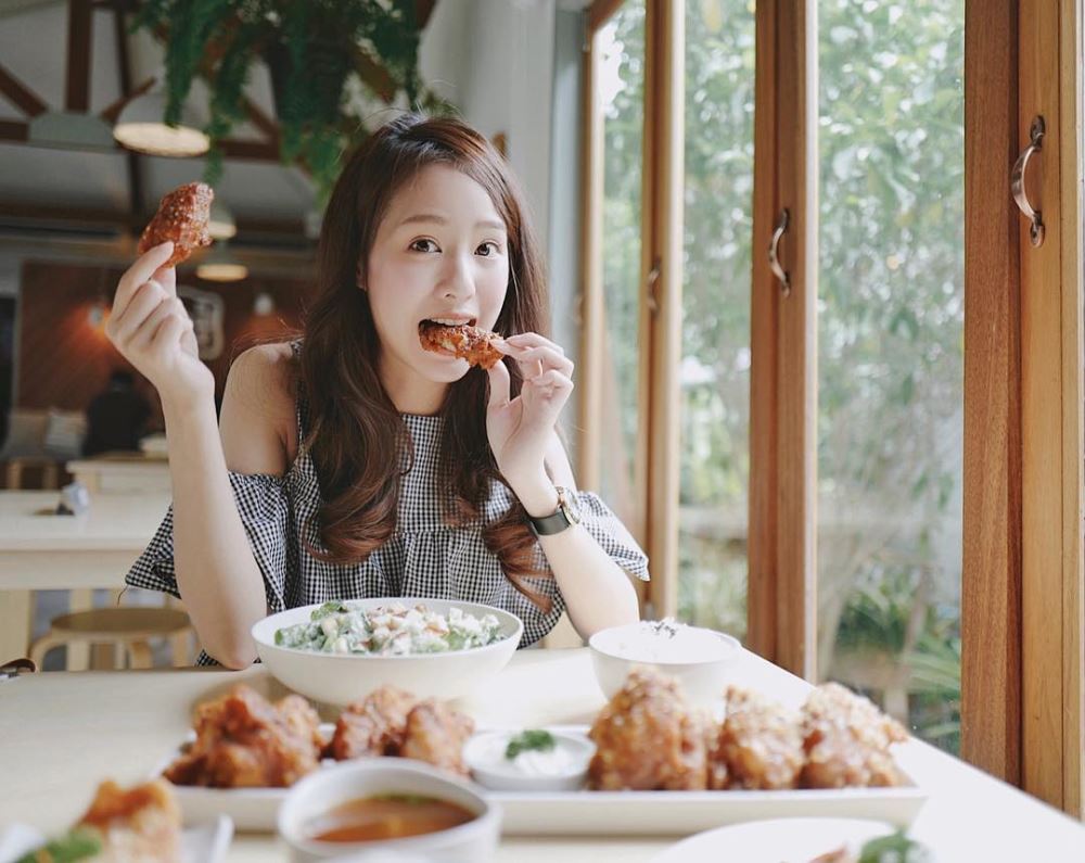 chụp ảnh cùng đồ ăn