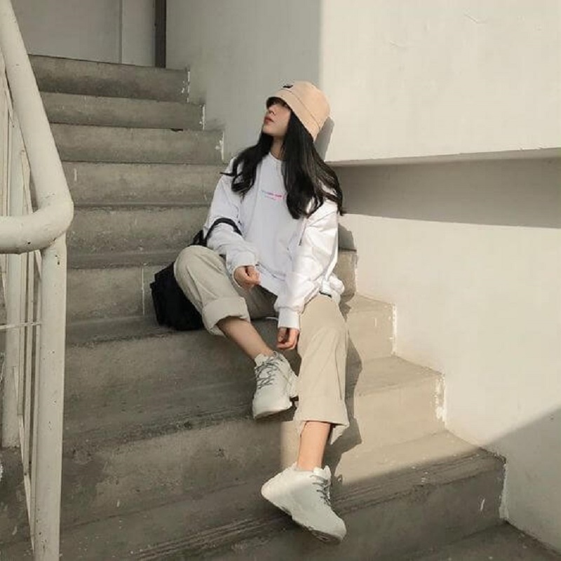 cách tạo dáng chụp ảnh ngồi với cầu thang khoe chân dài miên man