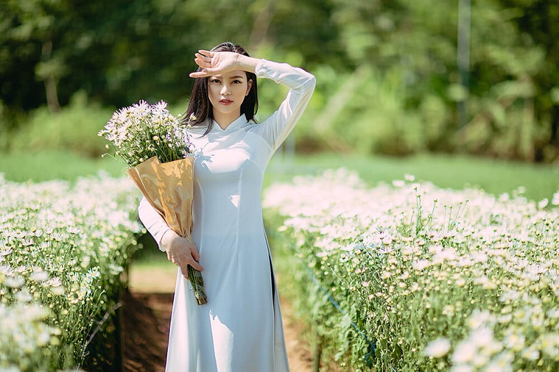 Ảnh tết truyền thống nhẹ nhàng tại vườn hoa bãi đá sông Hồng