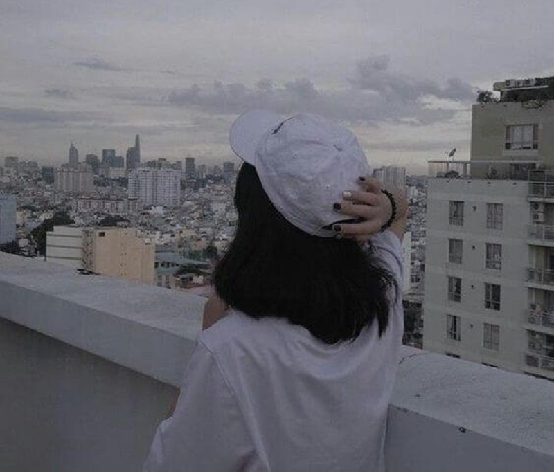 Quay lưng với ống kính là một tip tạo ra phong cách chụp ảnh ngầu hiệu quả