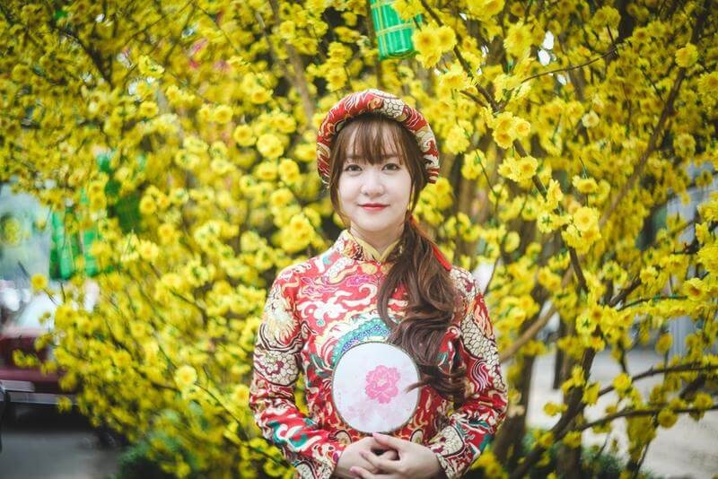 Chụp ảnh với mai vàng ở đường hoa tết Bạch Đằng