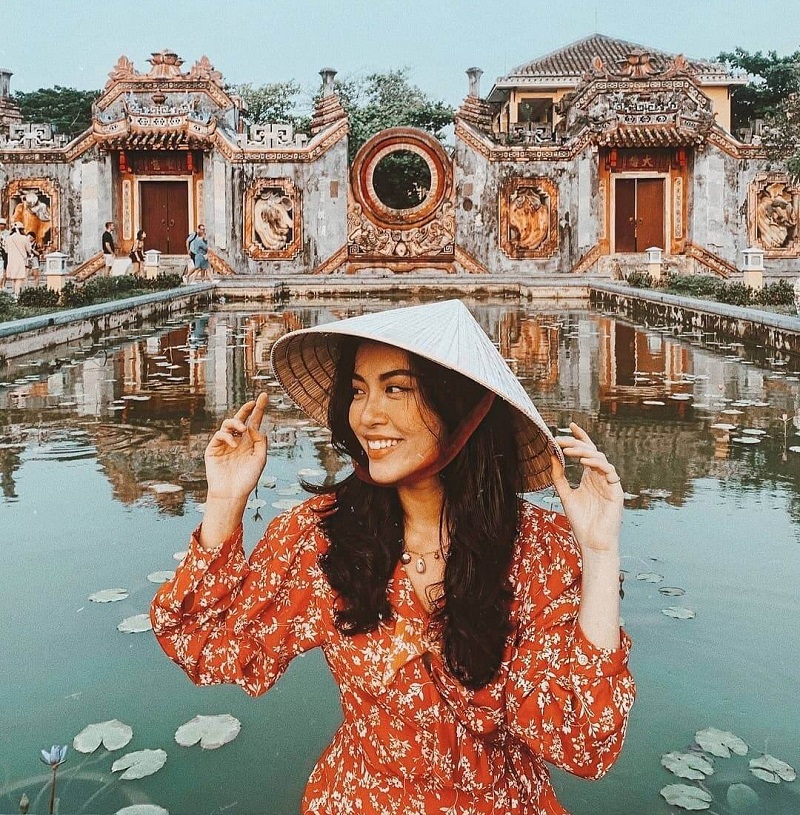 Người mẫu Lê Hà Trúc ở cổng chùa bà Mụ