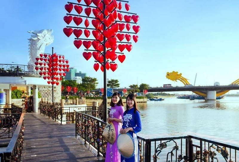 Cầu tình yêu rạo rực không khí sắc xuân