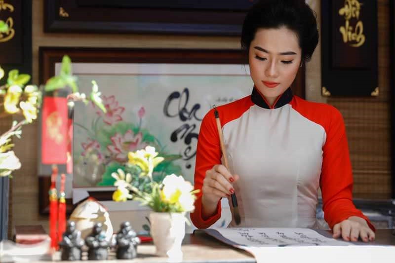 Phố Ông Đồ mang sắc đỏ cổ kính tái hiện khung cảnh tết xưa