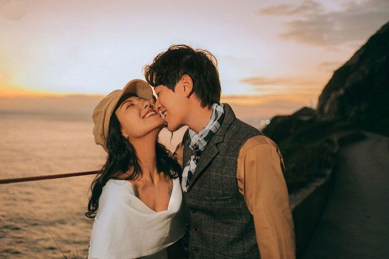 Những kiểu hôn nhẹ nhàng tạo ra phong cách chụp ảnh đôi ngọt ngào