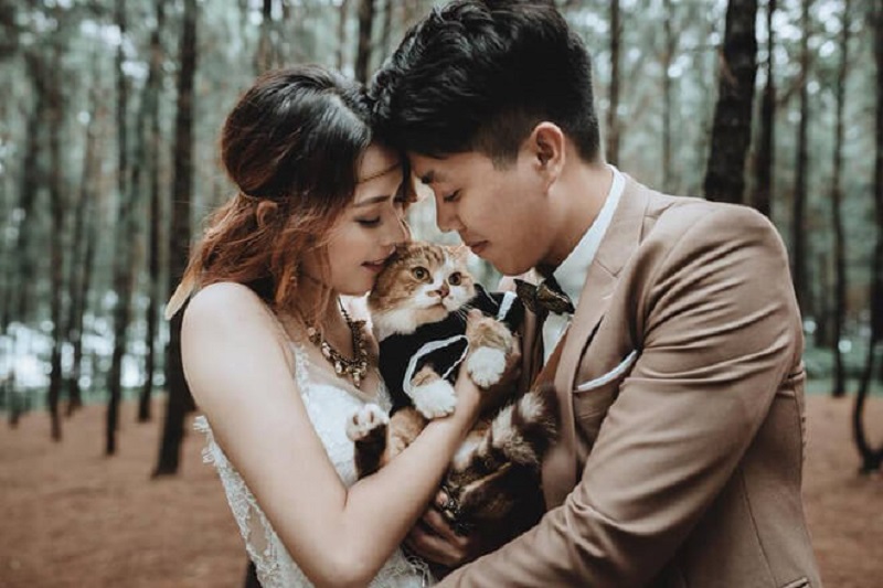 Tạo dáng chụp ảnh chung với thú cưng