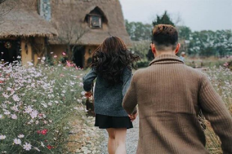 Nắm tay nhau đi khắp thế gian chưa bao giờ là ngừng hot