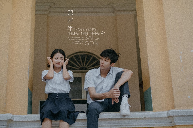 Tạo dáng nhìn sâu vào mắt đối phương