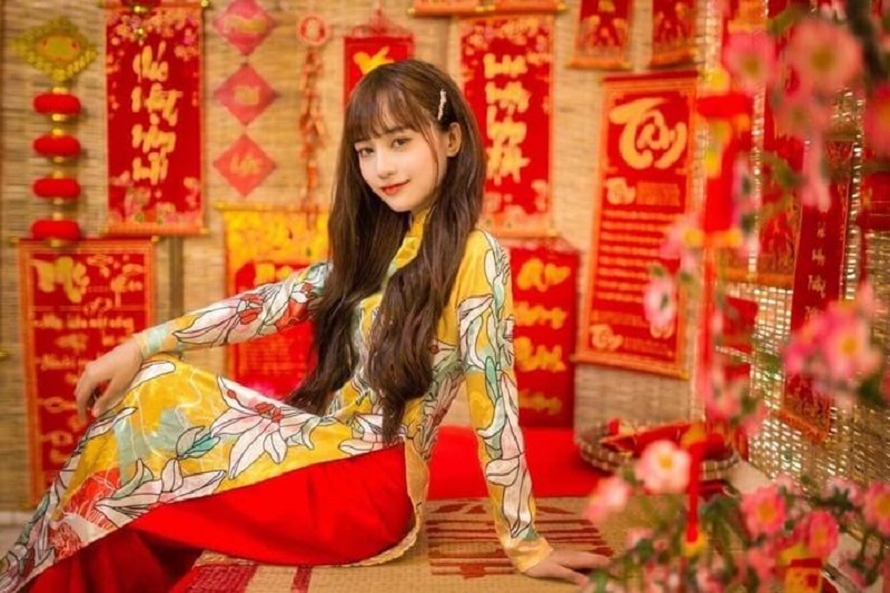 Pose dáng nhẹ nhàng với áo dài