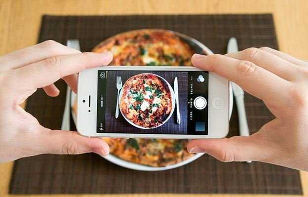 Góc chụp trực diện từ trên xuống luôn là sự lựa chọn an toàn
