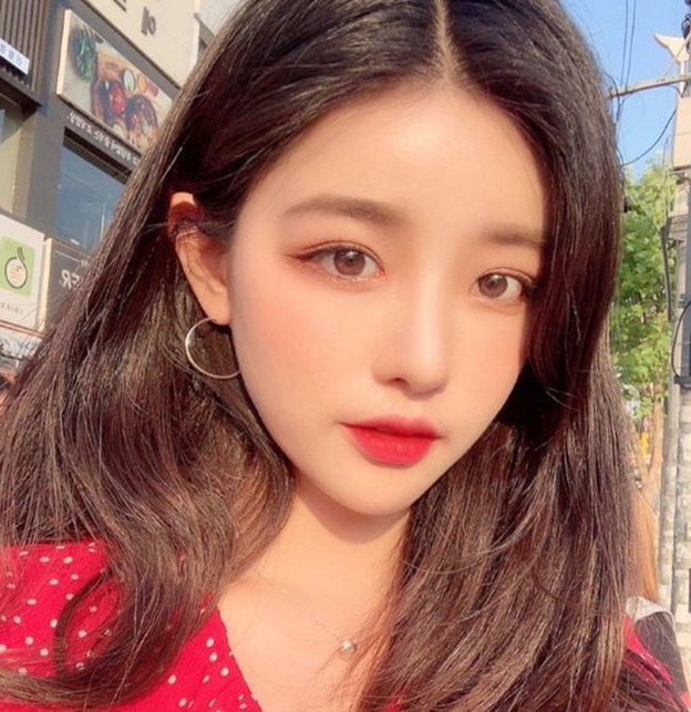 Tương tác ánh nhìn với ống kính sẽ giúp bức ảnh selfie có sức hút hơn