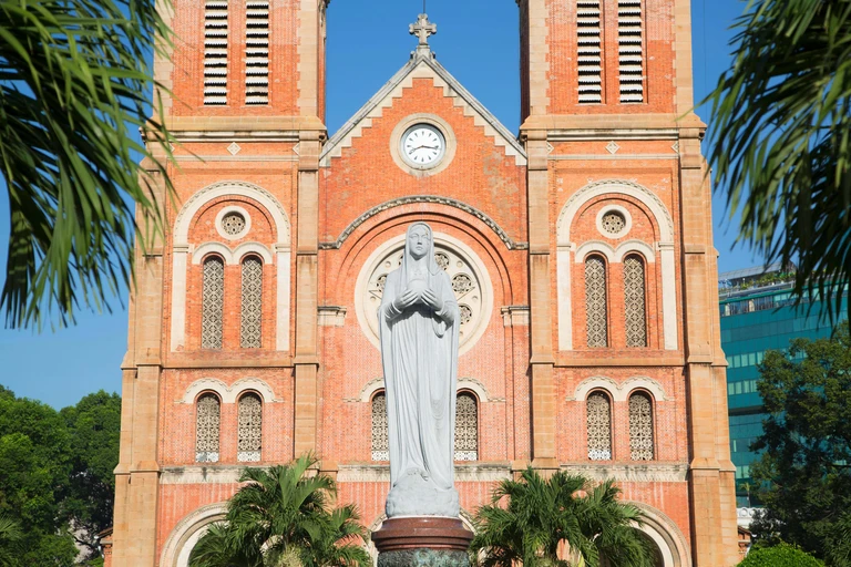Đức Mẹ Maria trước nhà thờ Đức Bà
