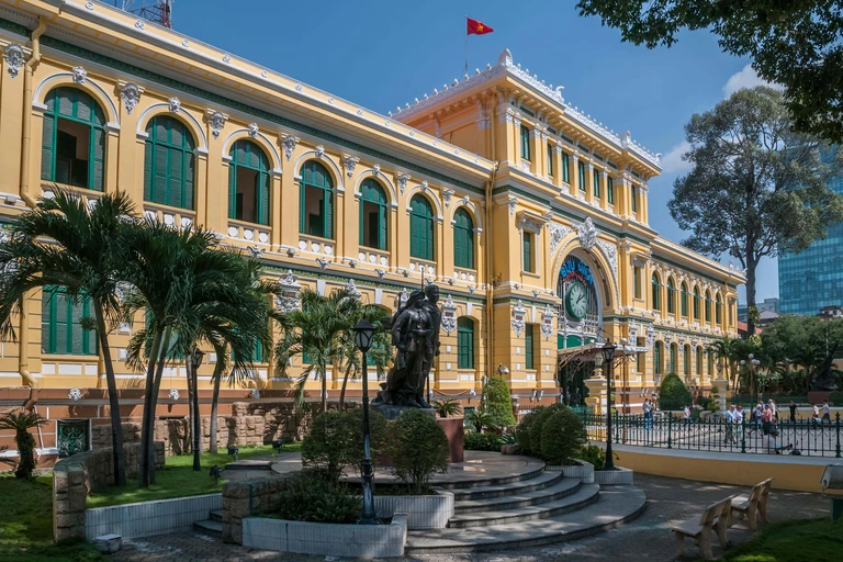 Bưu điện Thành phố với nhiều khách du lịch nơi đây
