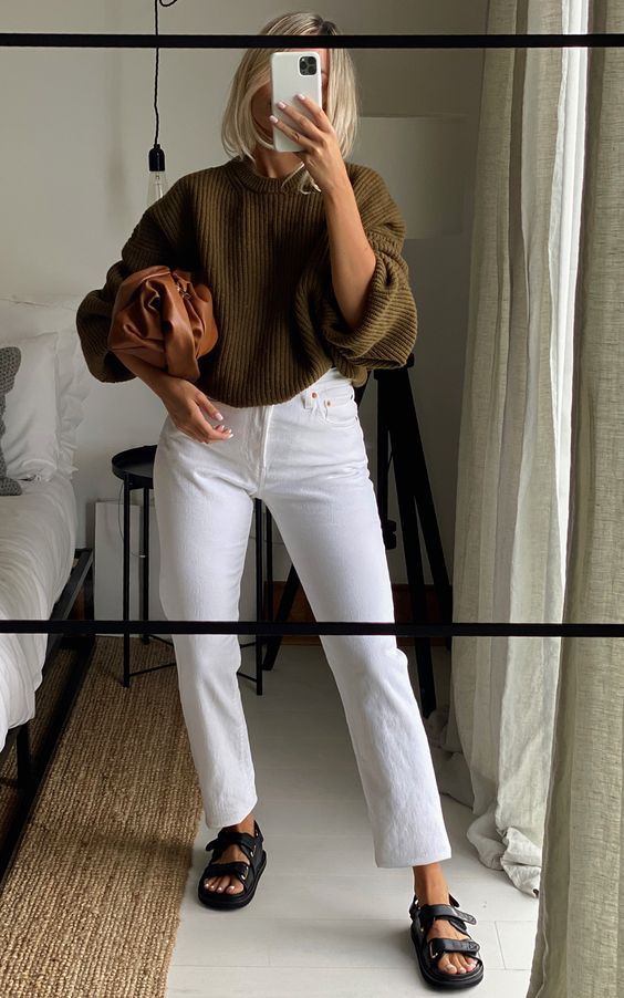 Chụp hình che mặt giúp nổi bật lên outfit của bạn