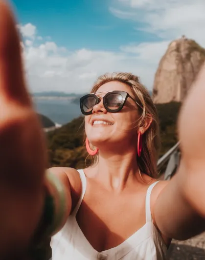 Chụp ảnh selfie với hai tay trong khung hình