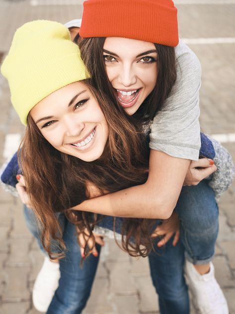 Ảnh kỷ yếu vẫn tràn ngập niềm vui với tư thế cổ điển này