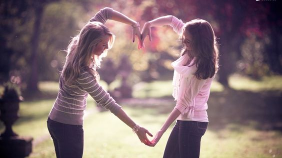 Ảnh chụp kỷ yếu độc đáo với tạo hình trái tim