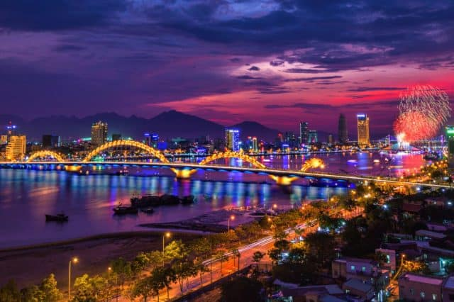 Cầu Rồng rực rỡ nổi bật