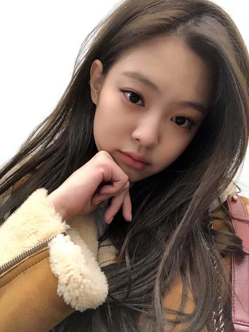Cách selfie hạ cằm xuống một chút giúp bạn trông xinh hơn
