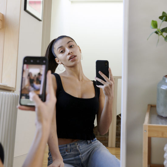 Để chụp ảnh selfie đẹp cần chú ý đến đôi mắt