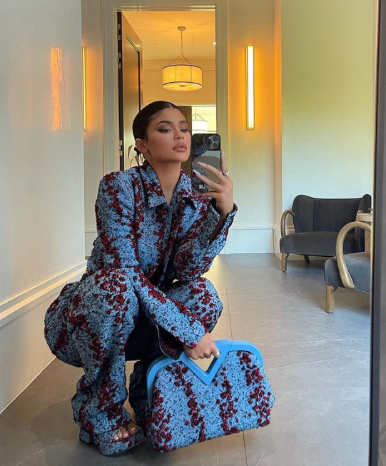 Kiểu ngồi xổm thường được Kylie Jenner ứng dụng