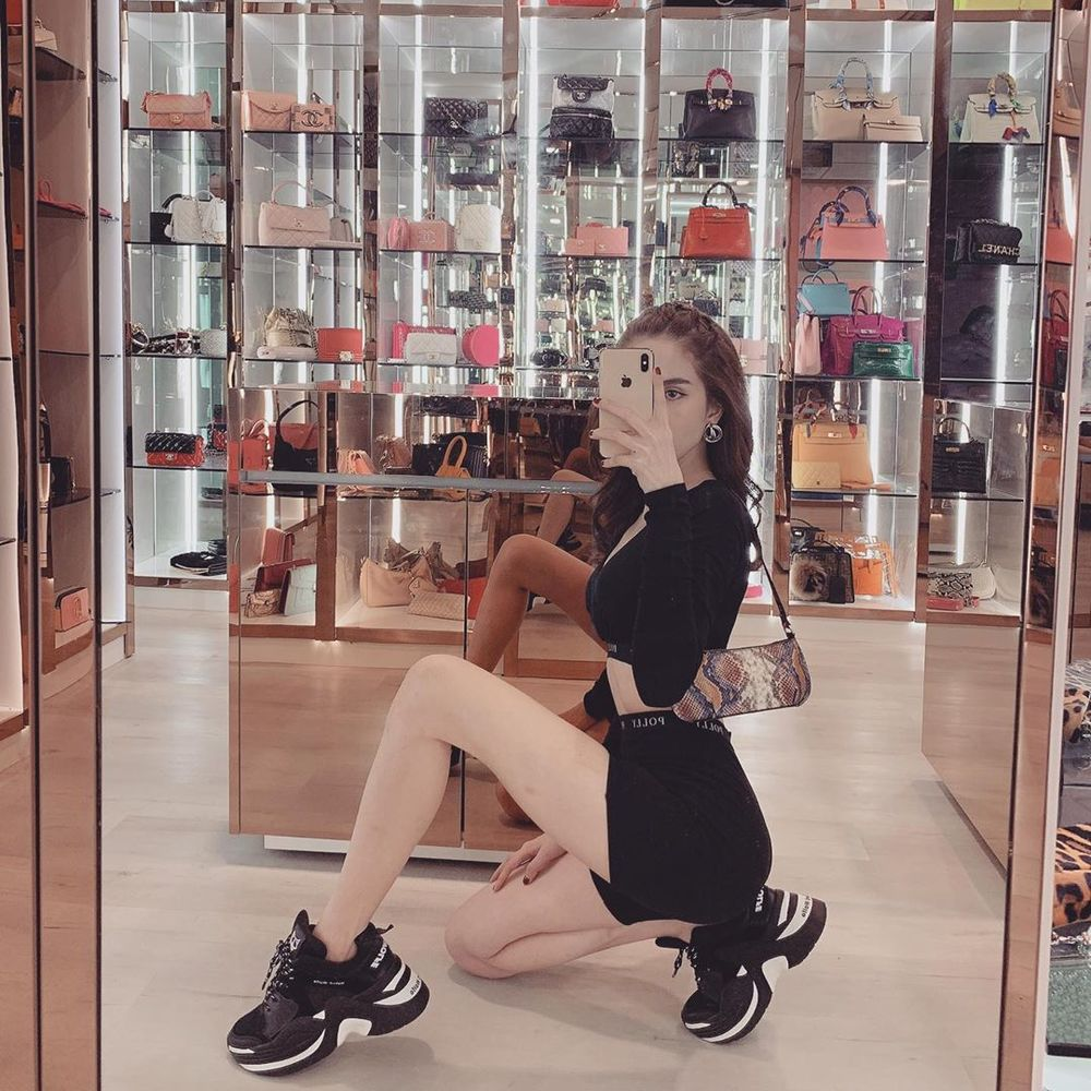 Ảnh tự chụp trước gương với sneaker giúp bạn tạo nên cá tính